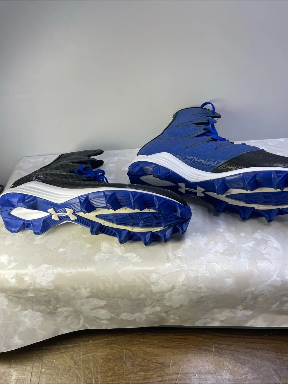 Under Armour Men's Blue and Black Athletic Cleats